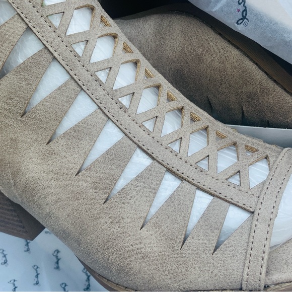Laser Cut-Out Ankle Open Toe Booties Taupe Women’s Shoe Sizes New In Box - Picture 9 of 11